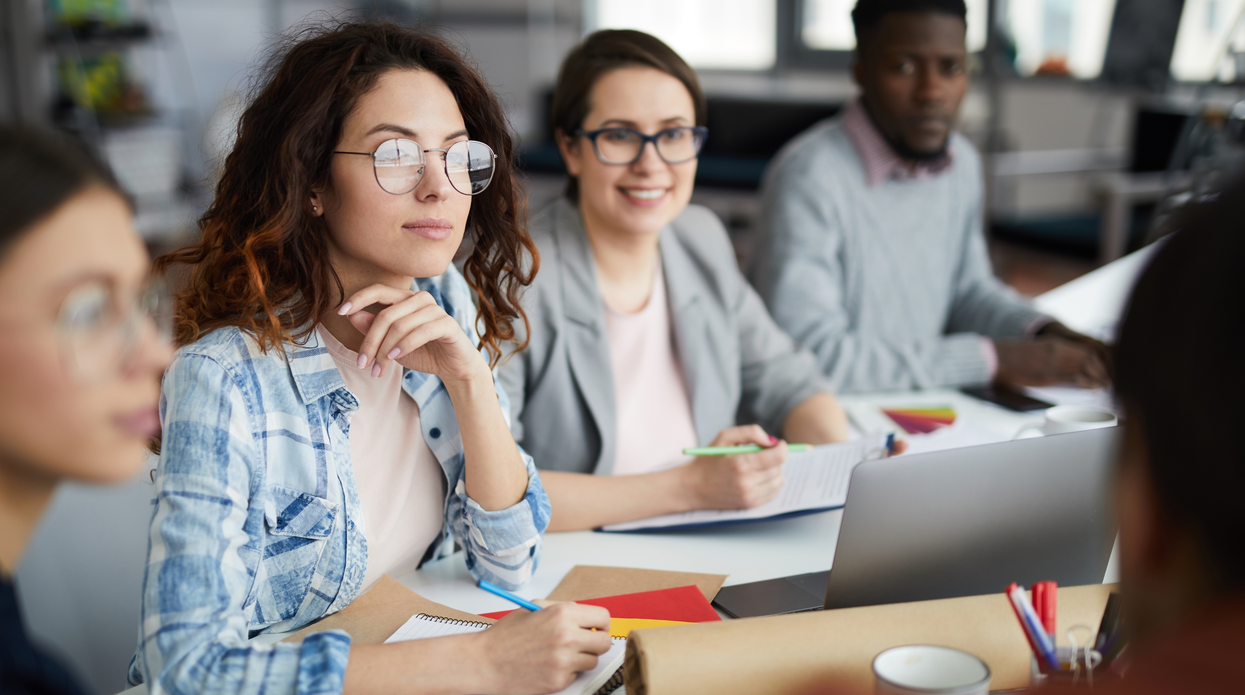 illustration-interim-info-emploi-recrutement-ressources-humaines-rh-cv-job-actualites-candidat-entreprise-travail-temporaire-2560x1430px-etudiants-alternance-formation-apprentissage-13072026