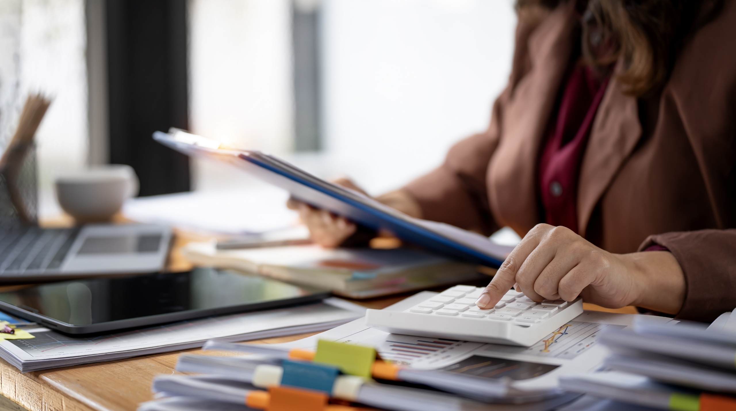 illustration-interim-info-emploi-recrutement-ressources-humaines-rh-cv-job-actualites-candidat-entreprise-travail-temporaire-2560x1430px-formation-professionnelle-facturation-electronique-tva-opco-1